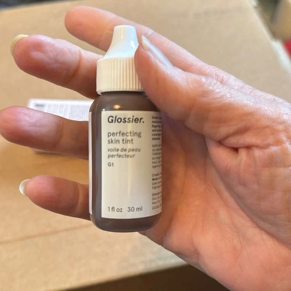 Glossier Perfecting Skin Tint G1